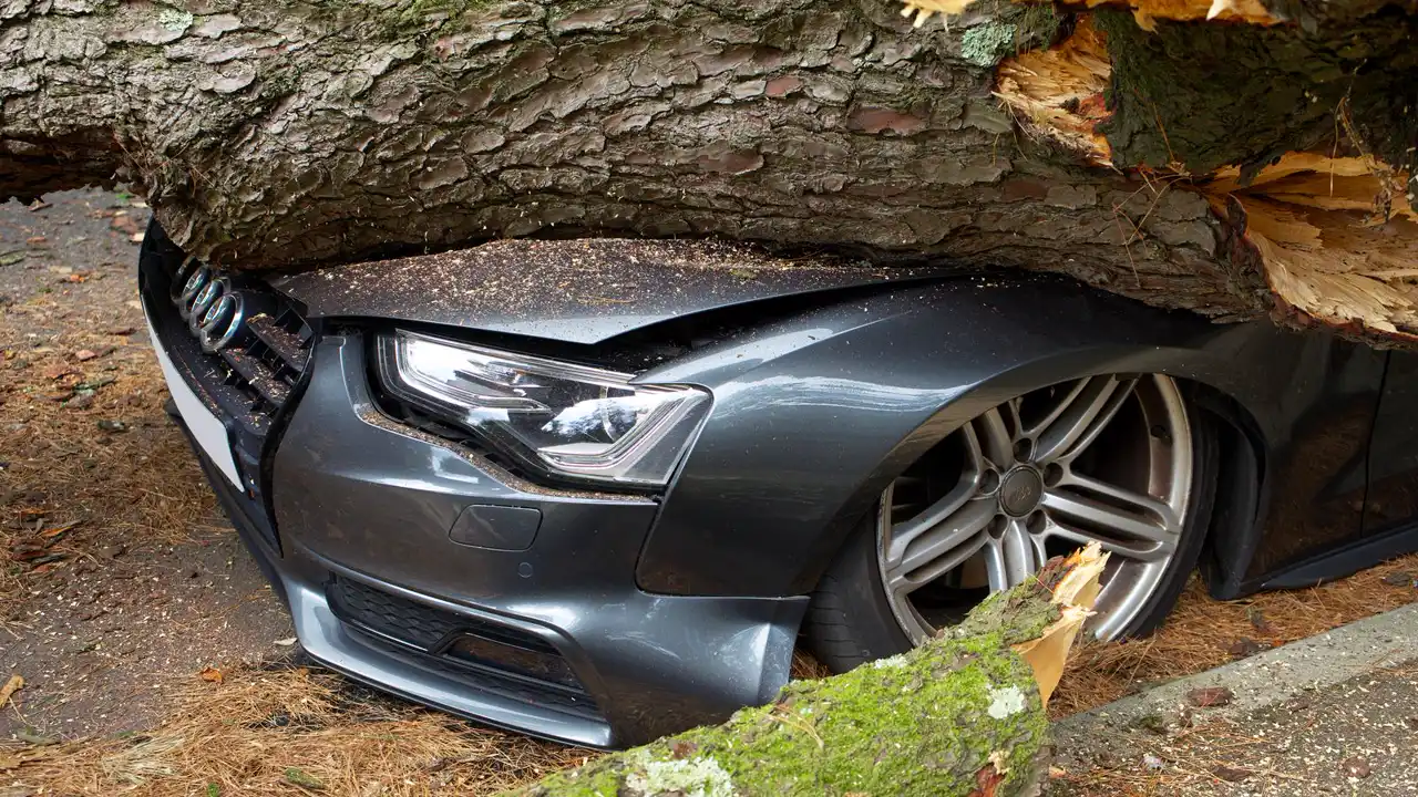 Carro batido sendo removido por guincho após sinistro de perda total