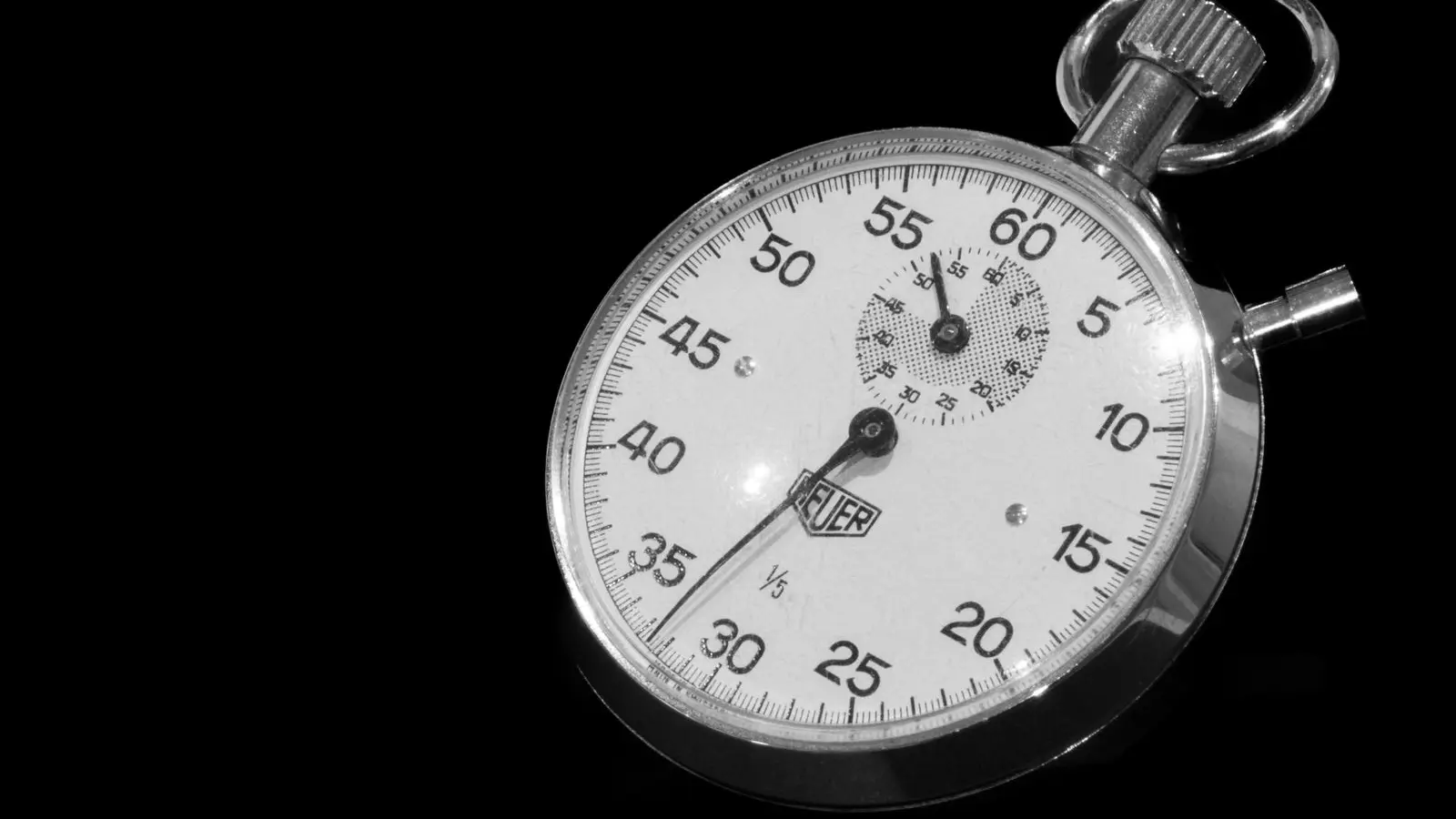 Calendário e relógio sobre a mesa marcando o prazo de prescrição contra a seguradora